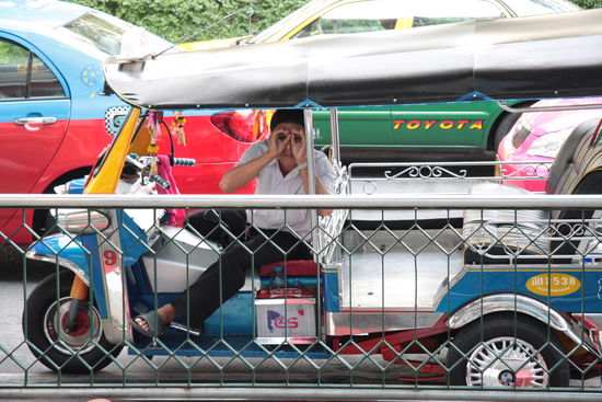 Tuk Tuk Fahrer vor MBK Einkaufszentrum