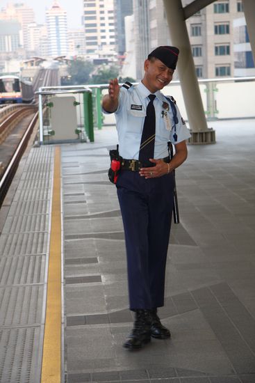 Posierender Skytrain-Security-Guard