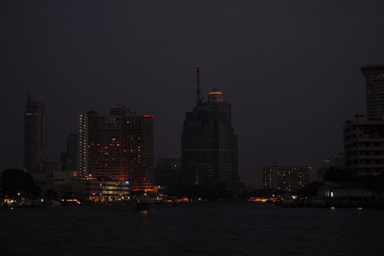 Bangkok bei Nacht vom Rivertaxi aus