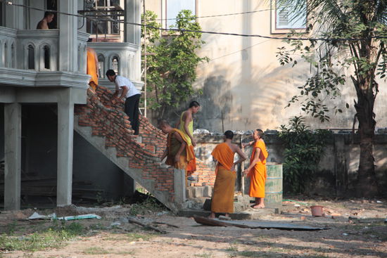 Moenche beim Bau eines neuen Tempelgebaeudes