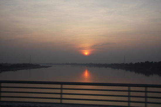 Sonnenuntergang ueber dem Mekong, Freundschaftsbruecke zwischen Laos (r.) und Thailand (l.)