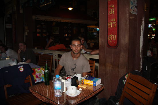 Ich total angepisst morgens um 6:30 Uhr zurueck in Bangkok