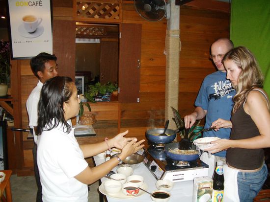 Kochen unter Anleitung: Chefkoechin mit Koch, ich und Miriam, dem Daniel seine Freundin vlnr
