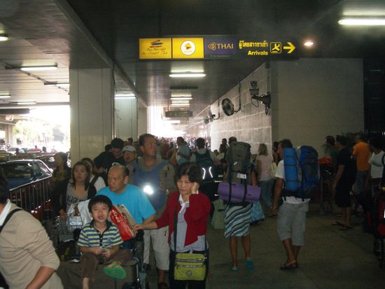 Warum sich alle links einordnen ist mir schleierhaft. Wir haben mal die kurze Schlange zur rechten getestet. Ging auch und sparte ne Menge Zeit am Taxistand in Bangkok...