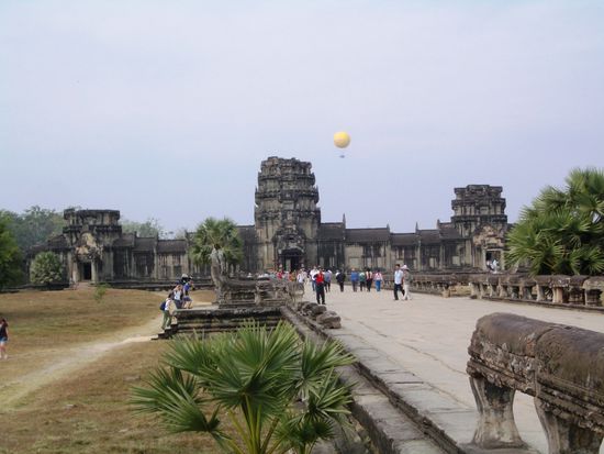 Rueckblick auf das Eingangstor zu Angkor Wat