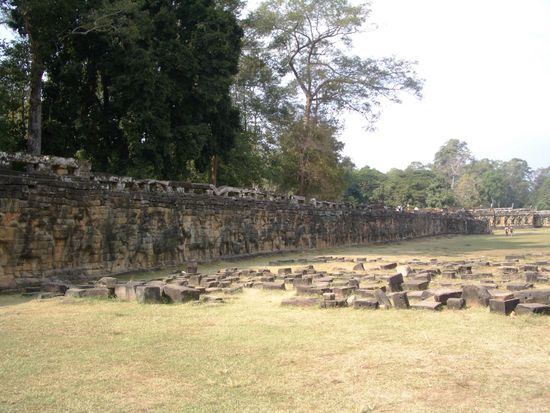 Lange Terasse mit Elephantenrelief