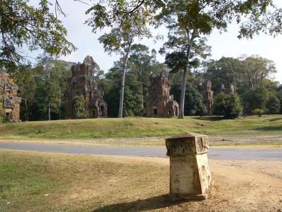 Insgesamt 12 kleine Gebaeude - Prasat Suor Prat