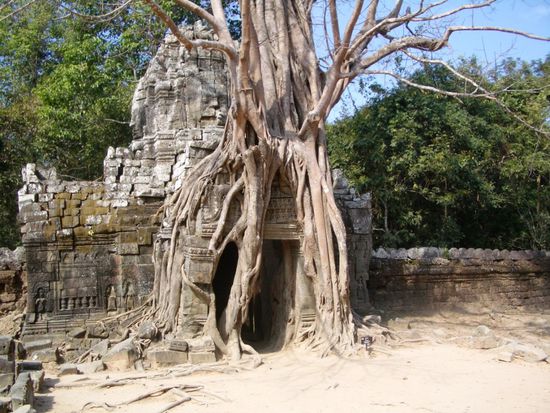 Der Eingang von Ta Som erinnert mit seinen Gesichtern ein wenig an Bayon.