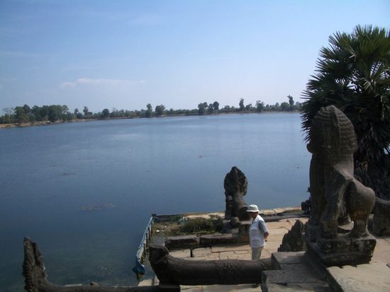 Ein grosses Schwimmbad fuer den Koenig - Srah Srang