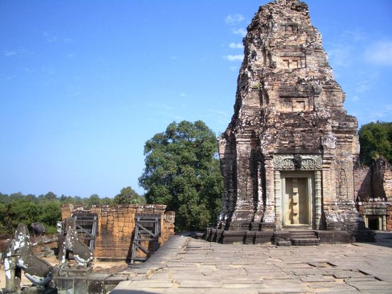 Der ostliche Mebon mit seinen Elefanten und Steinloewen.