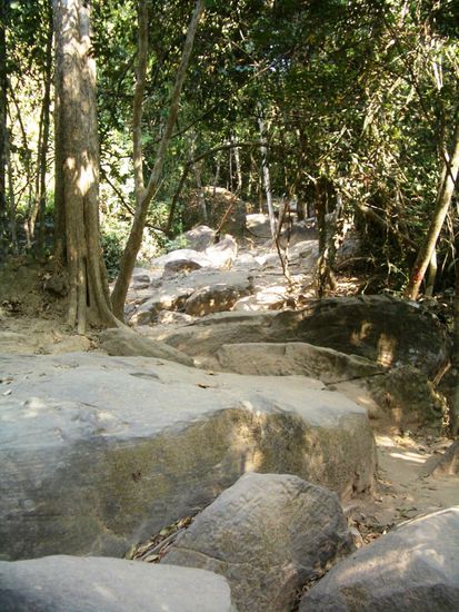 Der Anstieg zum Kbal Spean sieht nicht steil aus, war er aber!