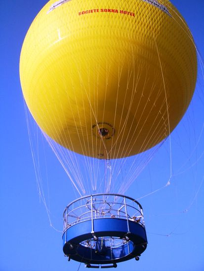 Hiermit ging's in die Hoehe. Von einer deutschen Ballonfirma im Uebrigen.