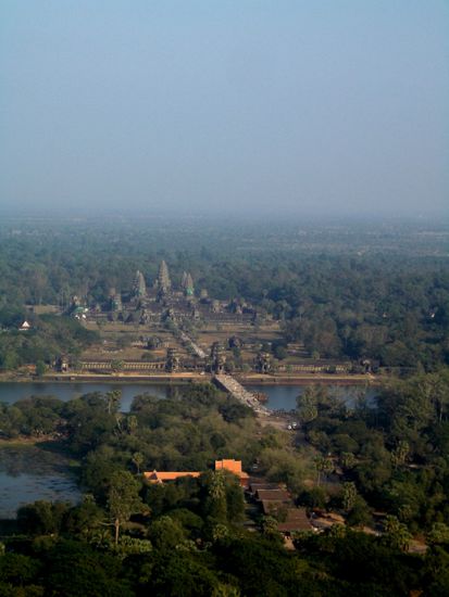 Ausblick auf Angkor Wat. Im Vordergrund der Wassergraben, der sich um die gesamte Tempelanlage zieht.
