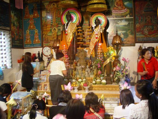 Hier am Schrein in den koeniglichen Gaerten war ganz schoen was los.