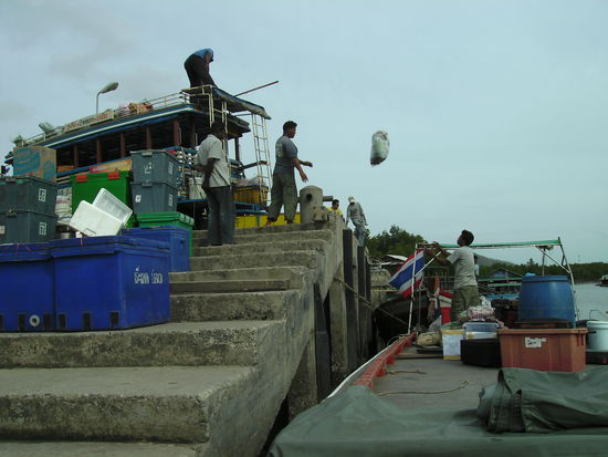 Die Faehre nach Ko Yao Noi wird beladen