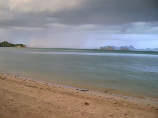 Ein Unwetter mit Regenbogen kommt vom Meer