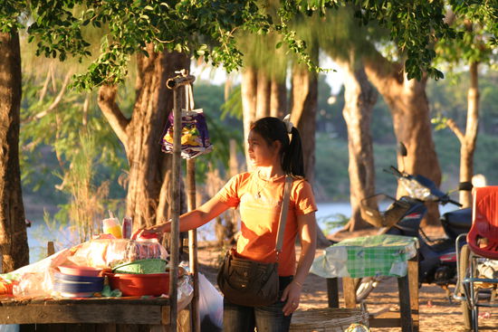 Essenstand am Mekong in der untergehenden Sonne