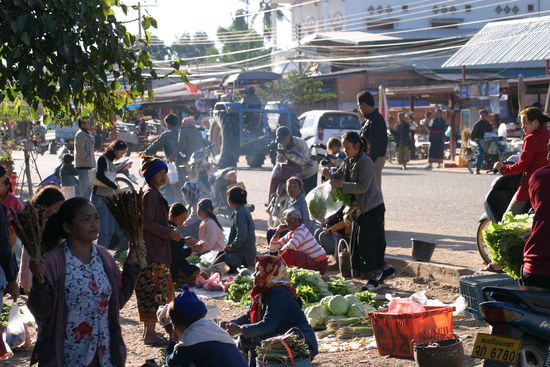 Unterwegs sorgen viele fleissige Frauen dafuer, dass keiner verhungern muss