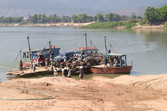 Faehre ueber den MEKONG nach Champasak