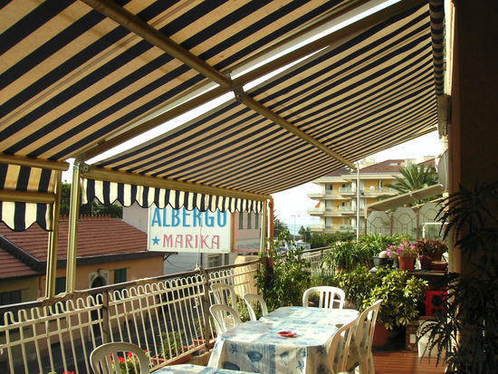 Fruehstuecksbalkon in Bordighera mit Blick aufs Meer