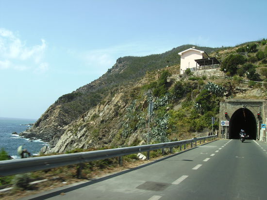 Die Tunnels nach Moneglia werden alle 20 min per Ampel fuer jeweils eine Richtung freigeschaltet