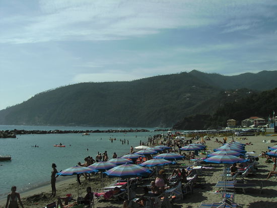 Strand von Moneglia bei schoenem Wetter...