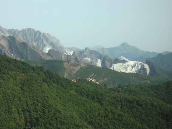 Der weisse Carrara-Marmor und die Abbau-Terassen leuchten von weit