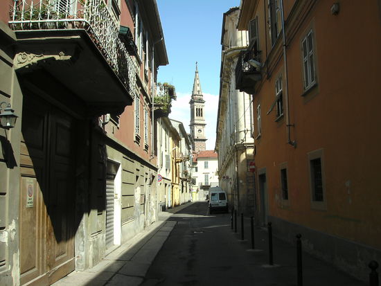 Fussgaengerzone in Alessandria (Blick auf den Dom)