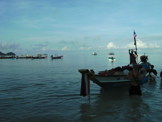 Longtailboot (mit Ausruestung) auf dem Weg zum Tauchboot