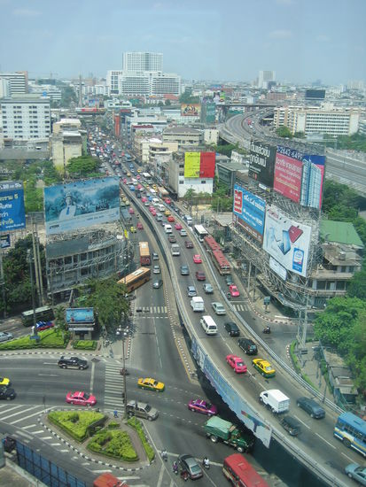 Blick aus dem Hotelzimmer auf Bangkoks Strassen