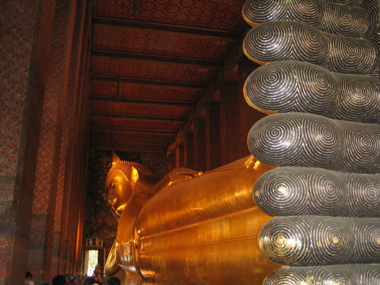 grosser liegender Buddha: die Fuesse sind alleine ueber 3 m hoch und liebevoll mit 108 wunderschoenen Mosaiken aus Muscheln verziert