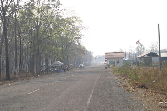 Grenzuebergang Laos nach Kambodscha (links im Bild ist der stand des Flew Doctors)