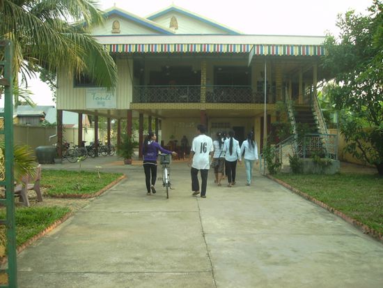 Unten die Schule mit "classroom'' und oben das guesthouse