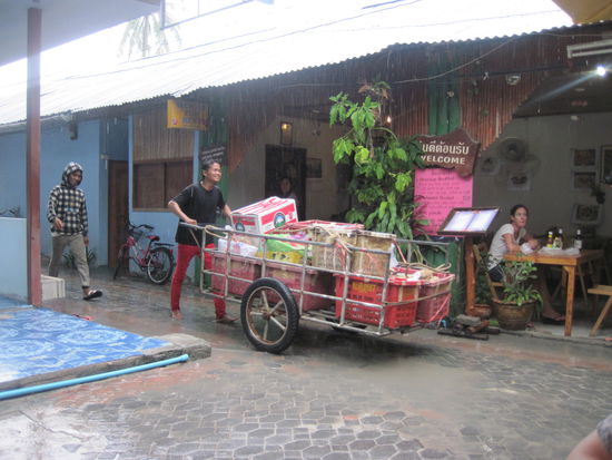 "Barfuss im Regen"... auch so arbeitet es sich gut auf Ko Phi Phi