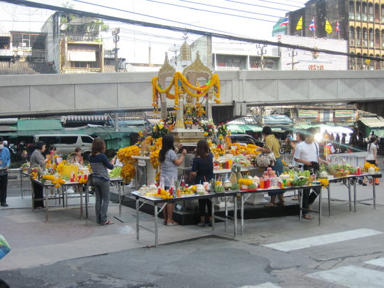 Buddhagedenkstaette am Plattinum, mitten im hektischen Einkaufsgetuemmel