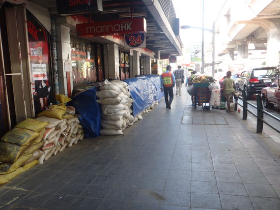 BKK: von Siam Paragon zum MBK liegen die Sandsaecke vor den Tueren. Einige Geschaefte haben die Eingaenge auch zugemauert.