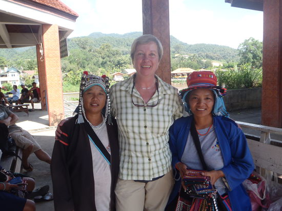Am Pier in Thaton mit Einheimischen (ich stehe nicht auf einem Stuhl - ich bin so gross)