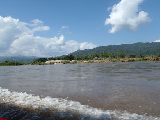 Mae Kok River, im Hintergrund der Tempel von Thaton