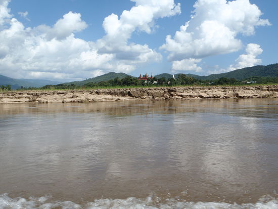Mae Kok mit einem Wat - dass das Wasser hier vor kurzem ca. 2 m hoeher war sieht man deutlich