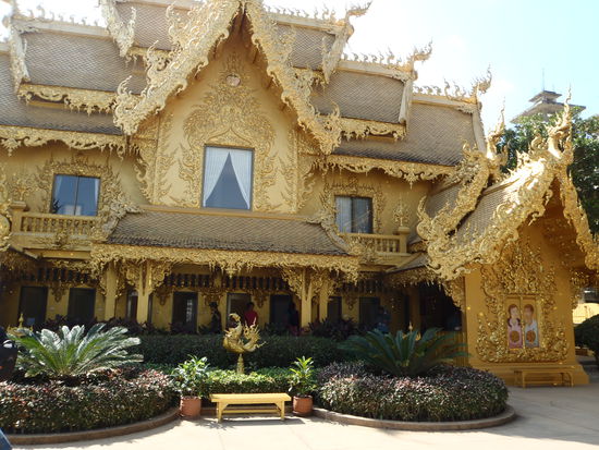 gegenueber vom White Tempel steht dieses tolle Gebaeude - die Toiletten! mit folgender Regel: die Schuhe muessen ausgezogen und gegen die vor der Tuer liegenden getauscht werden. - Ohne Eintritt!