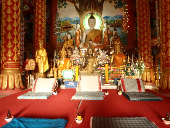 Tempel in Houay Xai (mit muntermacher fuer die Moenche oder Betenden...)