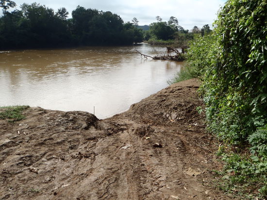 Auf dem Weg zum Dorf - hier ist die Fahrt mit dem Auto zu Ende! (und vorher sah die Strasse auch so aus, nur etwas enger.)