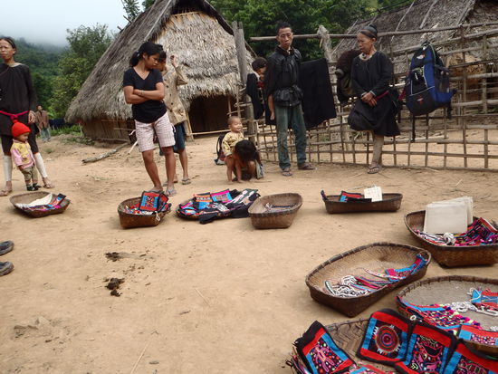 unterwegs ein Lanten Dorf
Selbst hergestellte Sachen moechten verkauft werden