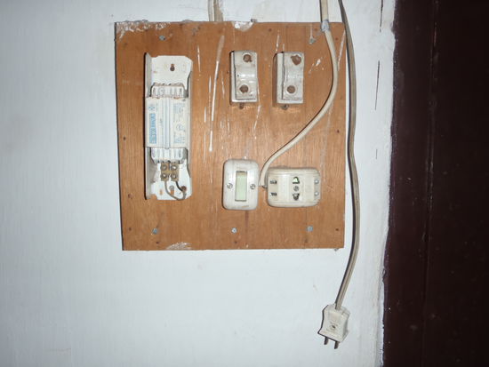 Preisfrage: es gibt zwei Lampen, eine im Zimmer und eine im Bad, nur wo ist der Schalter fuers Bad?