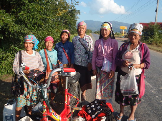 Akha Frauen auf dem Weg nach Hause (von Muang Sing Richtung chines. Grenze)