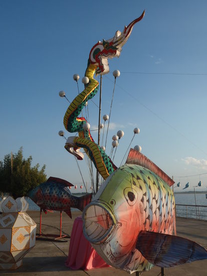 Skulptur am See, wie sie die Thais schoen finden.