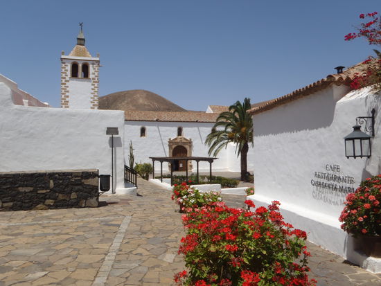 Die Kirche in Betancuria ist von 1410 und hat ein paar Kleinode, denen man ansieht, dass sie so alt sind. Busse fahren vor, die meisten scheuen aber die 1,50 Eintritt und schauen sie sich nur von außen an. - Bilderbuch