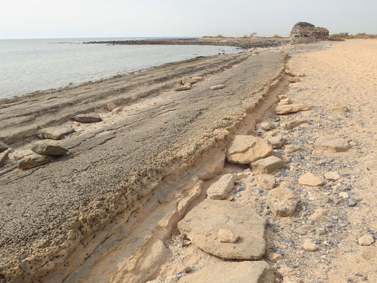 kurzer Strandabschnitt mit schwarzem Vulkangestein.