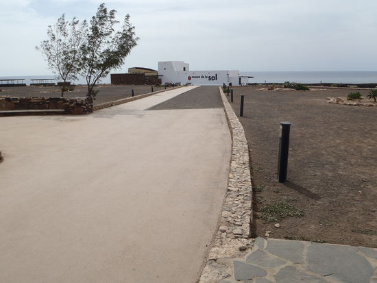Das Salzmuseum hat eine schöne Ausstellung und stellt tatsächlich nach alter Tradition Salz her. Rechts und links des Weges typische Gärten: Kieselsteine (kein Rasen) und in Stein gefasste Blumeninseln.