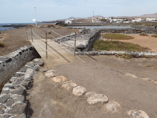 links wird das gebrandete Seewasser in dem Kanal aufgefangen und in drei große Becken (im Hintergrund) geleitet. Dort erwärmt es sich und verliert immer mehr Wasser und kommt schließlich in die kleinen Becken.